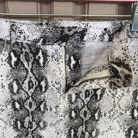 D Jeans  Denim Skirt Sz12 Snake Print Zip Front Short Very Cute - Picture 4 of 10